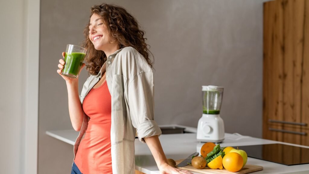 Preparación de batidos saludables como parte del programa detox de Rethinkea