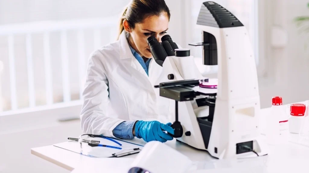 Profesional analizando muestra en laboratorio para test epigenético en Rethinkea