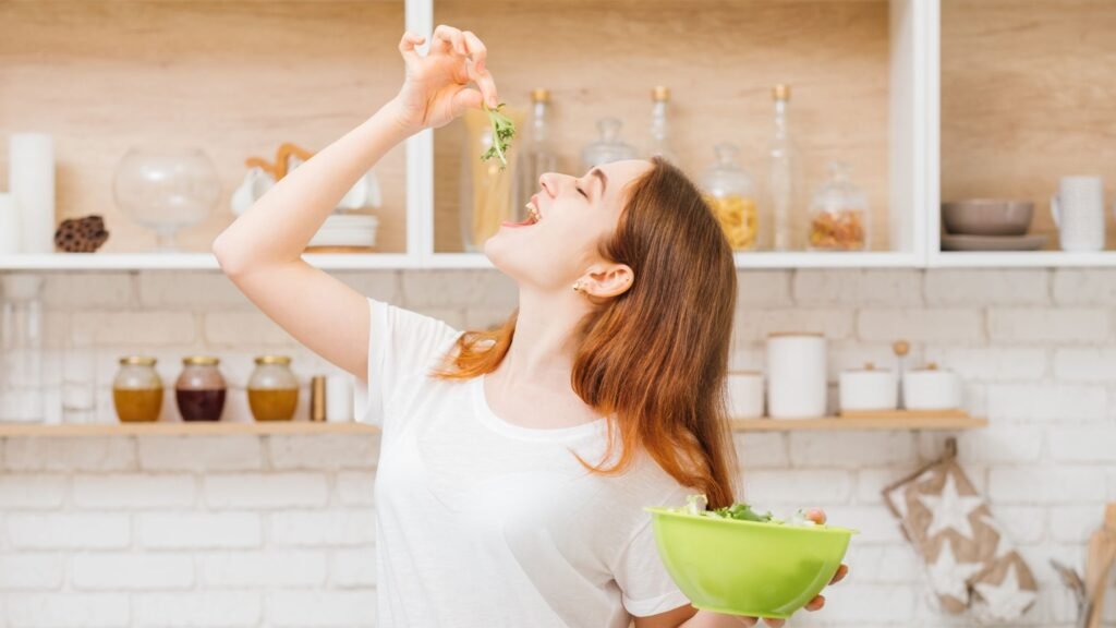 Mujer disfrutando de ensalada fresca en reto detox Depur 21 Días en Madrid.